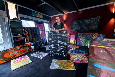 Künstler Schimmler in seinem Atelier