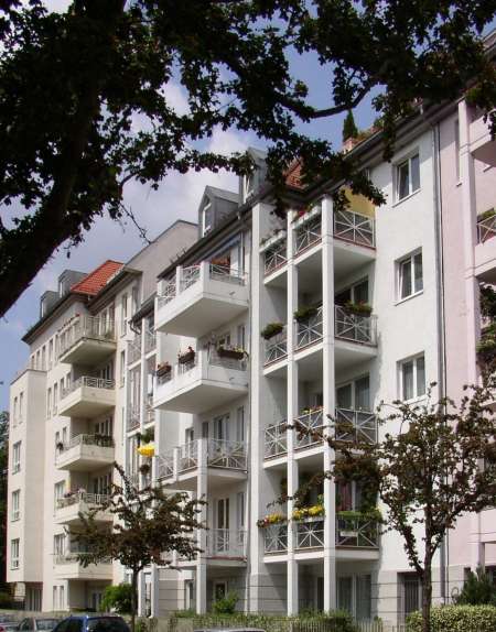 Das Mehrfamilienhaus in der Pankower Florapromenade liegt mitten im bezirklichen Erhaltungsgebiet. Verkäufer ist ein von der TREUCON verwalteter Immobilienfonds.