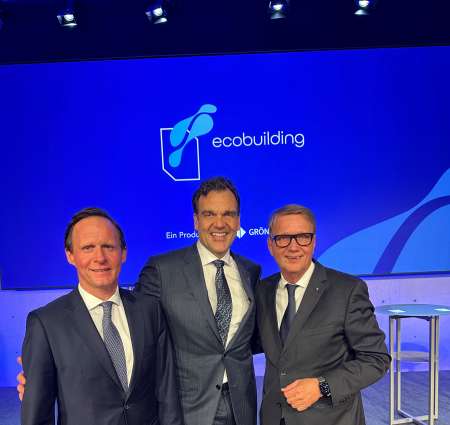 Unternehmensgründer und CEO Christoph Gröner (Mitte) präsentiert mit CFO Lars Schnidrig (links) und COO Ronald Pofalla „ecobuilding“