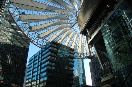 Das Sony Center in Berlin ist ein 113.000 Quadratmeter großer Gebäudekomplex am Potsdamer Platz mit Büroflächen, Einzelhandel, Freizeitangeboten und 67 Wohneinheiten