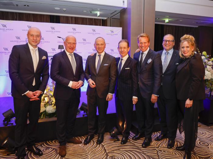 Große Verabschiedung (v.l.): Christian Schwenke, neuer General Manager Waldorf Astoria Berlin; Kai Wegner, Regierender Bürgermeister von Berlin; Stefan Athmann, CEO of visitBerlin Partnerhotel e.V.; Gregor Andréewitch, ehemaliger General Manager Waldorf Astoria Berlin; Erwin Verhoog, Vice President Operations Continental Europe Hilton; Markus Hussler, Area General Manager North & East Germany und General Manager des Hilton Berlin; Kirstin Bauch, Bezirksbürgermeisterin Charlottenburg-Wilmersdorf