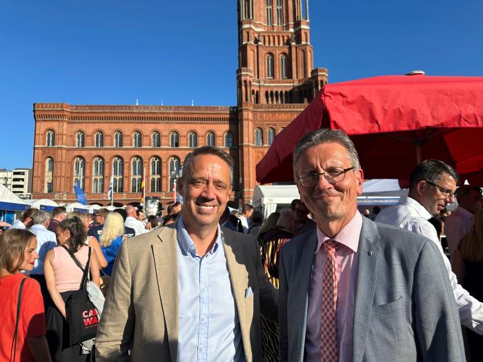 Wulf von Borzyskowski (l.), Deutschlandchef des paneuropäischen Technologieunternehmens All3, und Bausenator Christian Gaebler (SPD)