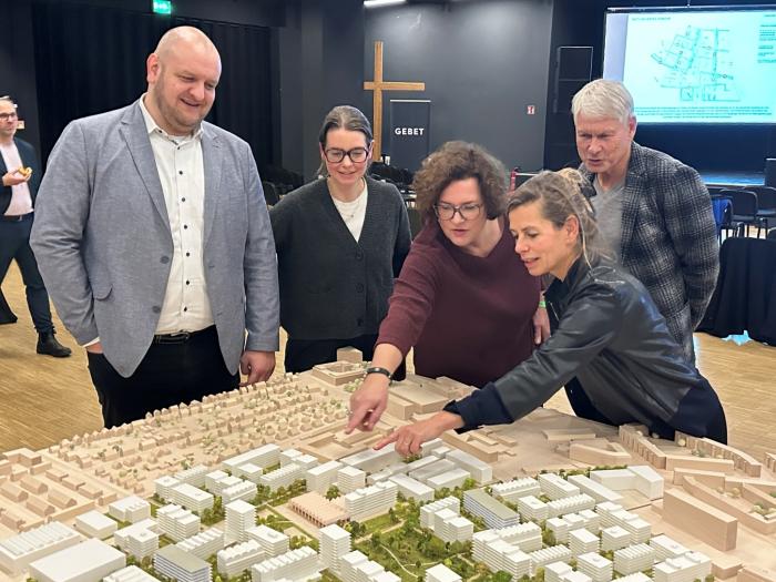 (v.l.): Maximilian Sepp, Leiter Projektentwicklung ZEITGEIST; Architektin Nina Krass; Camilla Schuler, Bezirksstadträtin Berlin-Lichtenberg; Leonie Heinrich, verantwortliche Architektin ChartierDalix; Bernd Neuendorf, ZEITGEIST Asset Management