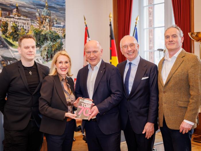 Der Regierende Bürgermeister Kai Wegner (m.) gratuliert der BERLINboxx-Redaktion zum Jubiläum