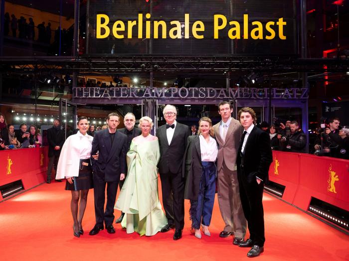 Hollywood-Flair in Berlin: Das Filmteam mit Elena Anaya, Jamie Bell, Karim Aïnouz, Weltstar Pamela Anderson als strahlendem internationalen Blickfang, Tracy Letts, Tricia Tuttle, Callum Turner und Lukas Gage auf dem Roten Teppich der Berlinale