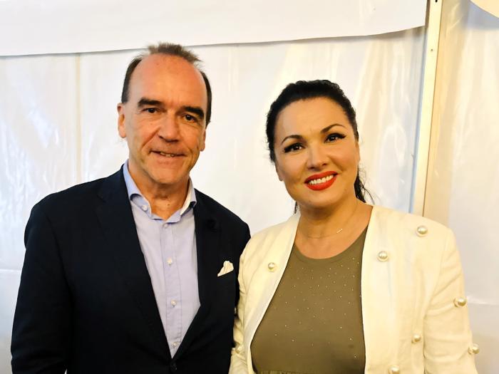 Primadonna Anna Netrebko mit Gerhard Wilhelm, Sprecher der Geschäftsführung der Spielbank Berlin, Kultursponsor und Förderer des Berliner Kulturlebens