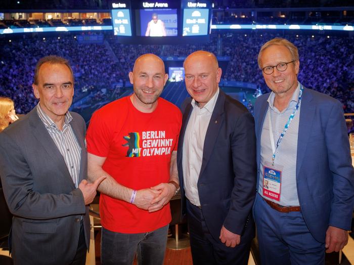 Gerhard Wilhelm, Sprecher der Geschäftsführung der Spielbank Berlin, Olympiasieger Ronald „Ronny“ Rauhe, Berlins Regierender Bürgermeister Kai Wegner und ISTAF-Meetingdirektor Martin Seeber beim ISTAF Indoor 2026 in der ausverkauften Uber Arena