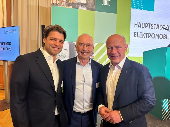 Univers präsentierte neue modulare Lösungen für Ladeinfrastruktur in Metropolräumen (v.l.): Maximilian Kunith, Univers Germany; Frank Schmeichel, Kommunikationsexperte Business Network und Kai Wegner (CDU), Berlins Regierender Bürgermeister im Gespräch auf der Konferenz