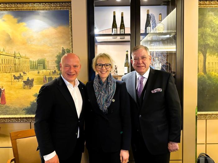 (v.l.): Der Regierende Bürgermeister von Berlin, Kai Wegner und Nina Englert (BMW Berlin) beim Business-Breakfast im Berlin Capital Club, eingeladen von Christoph Ahlhaus (BVMW)