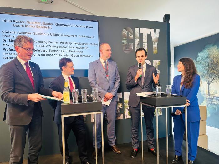 Auf dem Berlin-Stand (v.l.): Christian Gaebler, Senator für Stadtentwicklung, Bauen und Wohnen; Maximilian Binhold, Head of Development Aroundtown SA; Prof. Dr. Jan Kehrberg, Partner GSK Stockmann; Dr. Simon Kempf, Managing Partner PERISKOP Development GmbH, und Geraldine de Bastion, Expertin für digitale Transformation & Innovation. Kempf erläuterte, dass „Bau-Turbo“, Schneller-Bauen-Gesetz und Einfach-Bauen-Berlin-Gesetz Überregulierung ablösen, Planungszeit verkürzen, einen rechtsverbindlichen Rahmen schaffen und so Risiken reduzieren