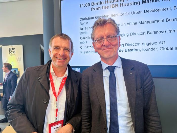 Akteure für mehr Tempo im Wohnungsbau (v.l.): Steffen Jüstel, Geschäftsführer der ZEITGEIST Asset Management GmbH, und Christian Gaebler, Senator für Stadtentwicklung, Bauen und Wohnen