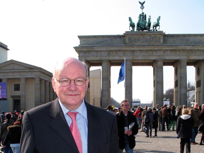 Der ehemalige Regierende Bürgermeister Walter Momper - ohne seinen ikonischen roten Schal
