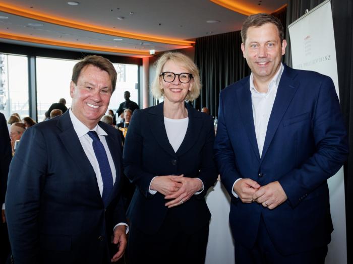 (v.l.): Gastgeber Thomas Klein; Nina Englert, Leiterin BMW Berlin; Lars Klingbeil, Bundesfinanzminister