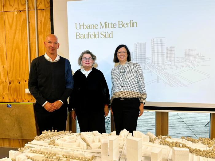 v.l. Jan-Steffen Iser (Periskop Development), Prof. Petra Kahlfeldt (Senatsbaudirektorin) und Tatjana Keil (Periskop Development) beim Jurykolloquium zur „Urbanen Mitte Berlin – Baufeld Süd“ 