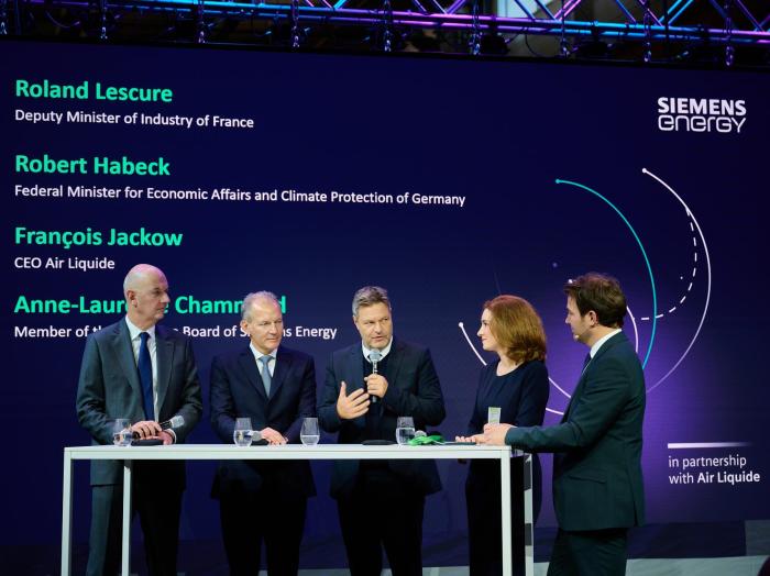 v.l.: Roland Lescure, französischer Industrieminister, Francois Jackow, CEO der Air Liquide Gruppe, Bundeswirtschaftsminister Robert Habeck, Anne-Laure de Chammard, Referentin im Bereich kohlenstoffarme Energie und der Moderator der Eröffnungsfeier