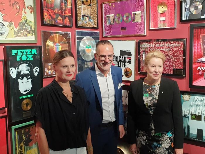 Die Pressekonferenz bei der Warner Music Group (v.l.n.r.): Doreen Schimk, Geschäftsführerin Warner Music Group; Dr. Stefan Franzke, Geschäftsführer Berlin Partner; Franziska Giffey, Senatorin für Wirtschaft, Energie und Betriebe und Bürgermeisterin von Berlin