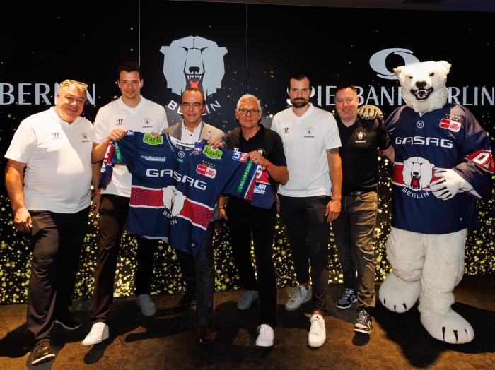 Sportdirektor Stéphane Richter, Kapitän Kai Wissmann, Gerhard Wilhelm, Cheftrainer Serge Aubin, Verteidiger Marco Nowak und Geschäftsführer Thomas Bothstede mit Makottchen Bully (von links) freuen sich auf die neue Saison der Eisbären Berlin