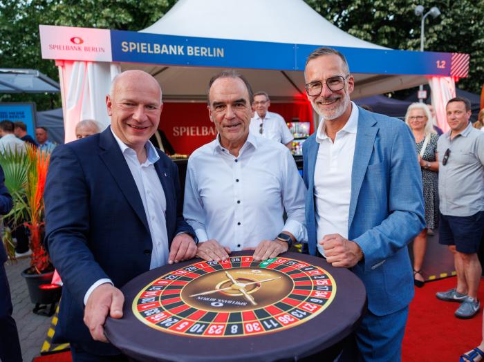 Faites vos jeux (v.l.): Berlins Regierender Bürgermeister Kai Wegner, Spielbank-Chef Gerhard Wilhelm, Berlin-Partner-Chef Dr. Stefan Franzke