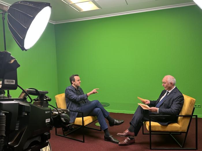 Dr. Simon Kempf, Geschäftsführender Gesellschafter der Periskop Development GmbH, im Gespräch mit Moderator Frank Schmeichel