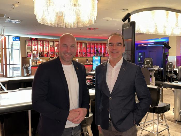 Gerhard Wilhelm (r.), Sprecher der Geschäftsführung der Spielbank Berlin und Olympiabotschafter Ronald Rauhe (l.) im Gespräch in der Spielbank Berlin am Potsdamer Platz über die Chancen der Olympiabewerbung und die Rolle des Sports für die Stadt 