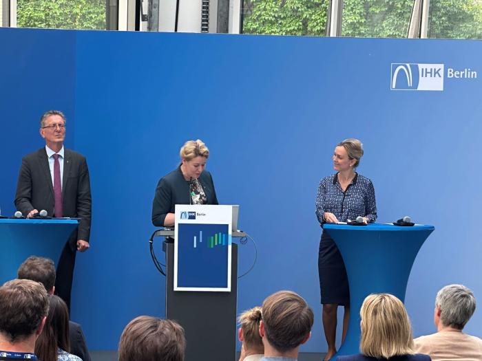 Gemeinsame Akteure (v.l.): Bausenator Christian Gaebler (SPD); Wirtschaftssenatorin Franziska Giffey (SPD); Manja Schreiner, Hauptgeschäftsführerin der IHK Berlin