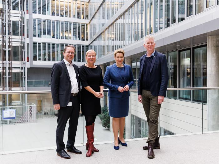 v.l.: Tim Dümichen, KPMG, Jeannine Koch, geschäftsführende Vorstandsvorsitzende des medianet berlinbrandenburg e.V., Wirtschaftssenatorin Franziska Giffey und Gregor Blach, Geschäftsführer WE DO communication