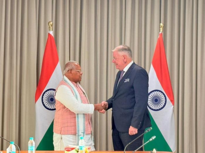 Christoph Ahlhaus (r.), Chef des führenden deutschen Mittelstandsverbandes BVMW, und S.E. Jitan Ram Manjhi, Indiens Minister für Micro, Small and Medium Enterprises