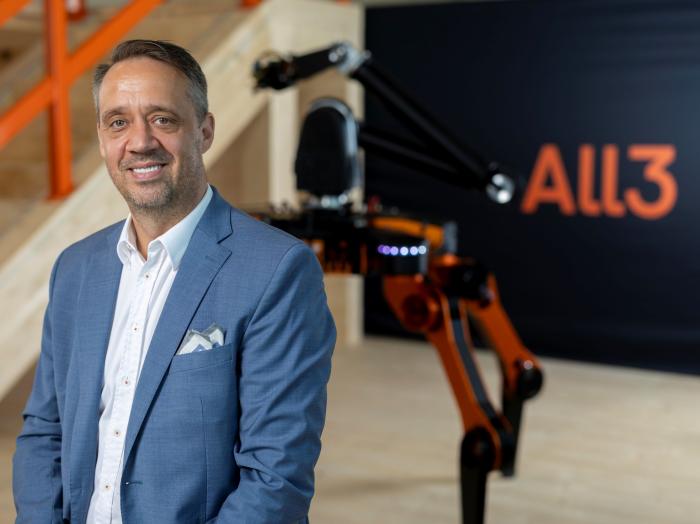 Wulf von Borzyskowski, Geschäftsführer der All3 Construction Germany GmbH, mit dem Bauroboter 