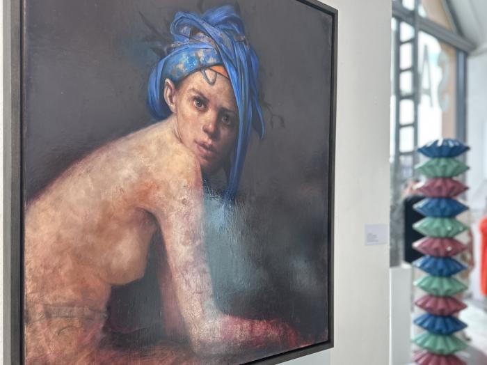 Blick in die Ausstellung „salondergegenwart – Sammlung Holle im Kunstraum Potsdam“: Im Vordergrund Jonas Burgerts Werk „… und weicht“, Öl auf Leinwand, 90 × 80 cm, 2020/2026 