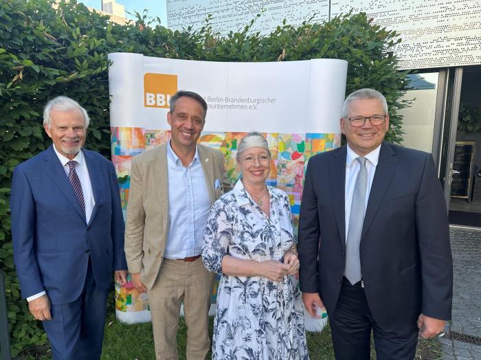 v.l. Prof. Dr. Klaus-Peter Hillebrand, BBU-Vorstandsmitglied, Wulf von Borzyskowski, CEO All3 Construction Germany, Maren Kern, BBU-Vorständin, und Dirk Enzensberger, Vorstand der Charlottenburger Baugenossenschaft eG, beim Parlamentarischen Abend des BBU 2026