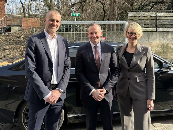 V.l.: Christian Ach (BMW), Dr. Volker Wissing, Nina Englert (BMW Berlin)