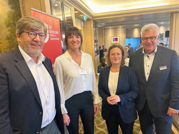 Gute Noten für den Hauptstadtflughafen BER (v.l.): Drazen Nikolic, Mitglied Bundeswirtschaftssenat und CEO UNIVERS, Grit Westermann, Sprecherin des Vorstands PSD Bank Berlin-Brandenburg, Aletta von Massenbach, CEO Flughafen BER, Gastgeber Herbert Beinlich, Der Mittelstand. BVMW
