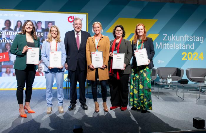 (von links nach rechts: Maren Kogge (Geschäftsführerin, KAIN & KOGGE GmbH), Kim Wlach (Geschäftsführerin, Berg & Macher GmbH), Christoph Ahlhaus (Vorsitzender der Bundesgeschäftsführung, BVMW e.V.), Melanie Baum (Geschäftsführerin, Baum Zerspanungstechnik e.Kfr.),  Jeannette Peters (Gründerin JPeters Consult), Dr. Anke Skopec (Geschäftsführerin, BIFI - Berliner Institut für Innovationsforschung GmbH))