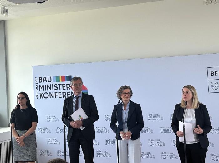 148. Sonder-Bauministerkonferenz in Berlin: v.l. Karen Pein, Senatorin für Stadtentwicklung und Wohnen der Freien und Hansestadt Hamburg, Christian Gaebler, Senator für Stadtentwicklung, Bauen und Wohnen des Landes Berlin, Ina Scharrenbach, Ministerin für Heimat, Kommunales, Bau und Digitalisierung des Landes Nordrhein-Westfalen, und Verena Hubertz, Bundesministerin für Wohnen, Stadtentwicklung und Bauwesen