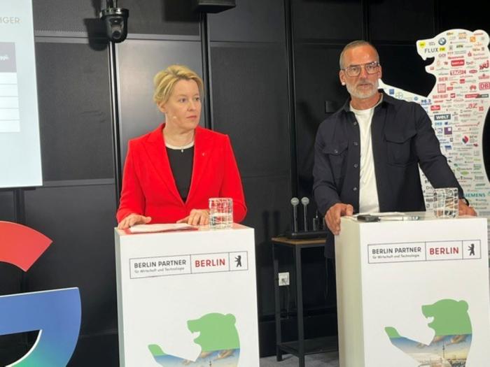 Wirtschaftssenatorin Franziska Giffey und Berlin Partner-Geschäftsführer Dr. Stefan Franzke