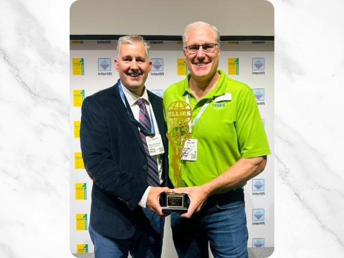 Ausgezeichnet (v.l.): T. Bruce MacKinnon, Präsident und CEO von Elevator World Inc., überreicht den Ellies Europe Award an Patrick Bass, CEO von CEDES, auf der interlift in Nürnberg