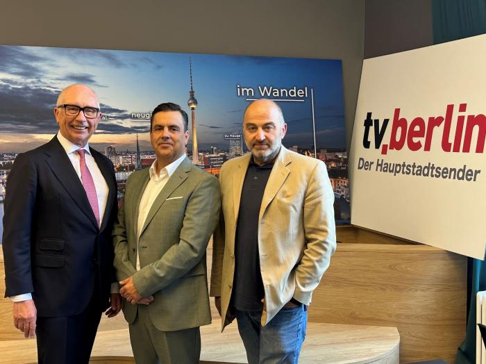 v.l.: Moderator Frank Schmeichel, Sendungsgast Francisco Iglesias, Gründer und geschäftsführender Gesellschafter der FIV.Energy GmbH, sowie Dursun Yiğit, Geschäftsführer von tv.berlin