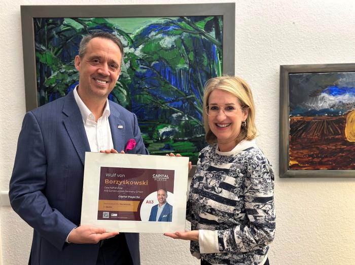 Auszeichnung als Capital Player: Dr. Angela Wiechula überreicht die Urkunde an Wulf von Borzyskowski, Geschäftsführer der All3 Construction Germany