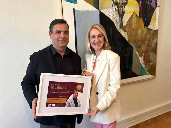 Francisco Iglesias, Gründer und geschäftsführender Gesellschafter der FIV.Energy GmbH, erhält die CAPITAL PLAYER-Auszeichnung von BERLINboxx-Herausgeberin Dr. Angela Wiechula