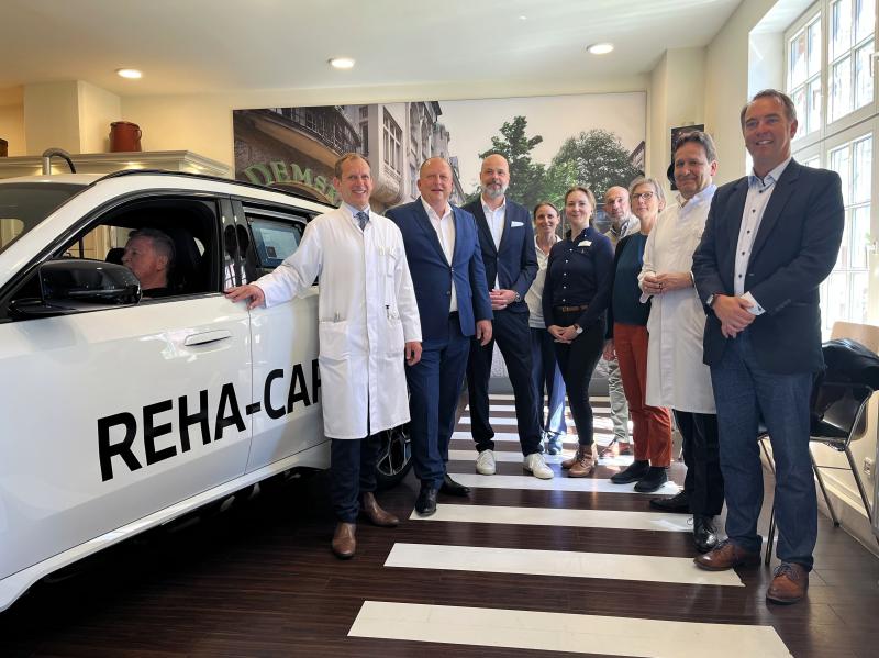 Modellhafte Technologie, die bewegt: BMW übergibt Reha-Coaching-Car an Klinik in Berlin
