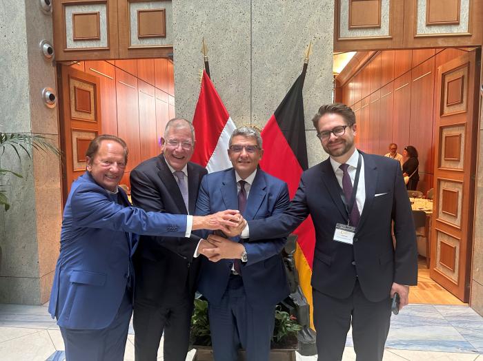 V. l. n. r.: Hans-Josef Döllgen, Direktor des Bundeswirtschaftssenats, Christoph Ahlhaus, Vorsitzender der Bundesgeschäftsführung des BVMW und Generalsekretär des Bundeswirtschaftssenats, S.E. Dr. Mohamed Abdelsattar Mohamed Elbadri, Botschafter der Arabischen Republik Ägypten, und Philip Knuth, geschäftsführender Gesellschafter der KNUTH Gruppe, beim Besuch der ägyptischen Botschaft