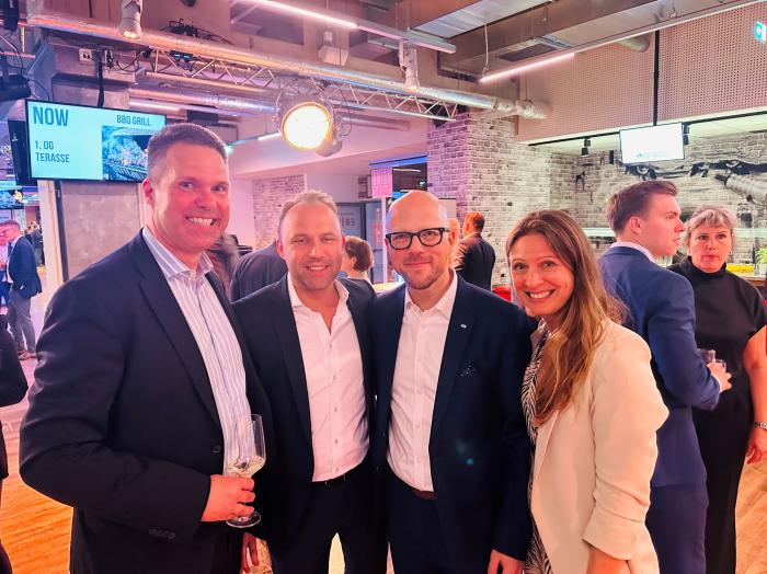 BERLIN SELECTED 2025 (v.l.): Daniel Goesch, Vorstand 1000hands AG; Sebastian Czaja, FDP-Politiker und IHK-Präsident Sebastian Stietzel mit Julia Kuntz-Stietzel
