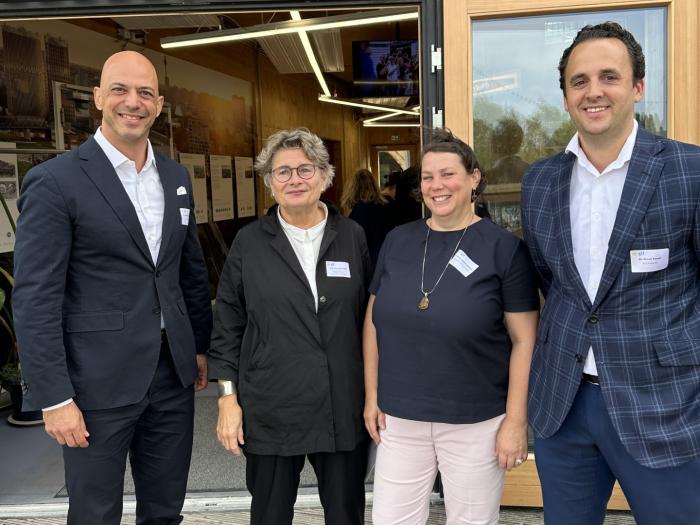 Gastgeber Dr. Simon Kempf (rechts), Managing Director und Co-Founder DLE Group, hatte die gif in einen der spannendsten Orte Berlins eingeladen, ins B-PART, das temporäre Holzgebäude auf dem Areal des Stadtentwicklungsprojektes Urbane Mitte am Gleisdreieck. 