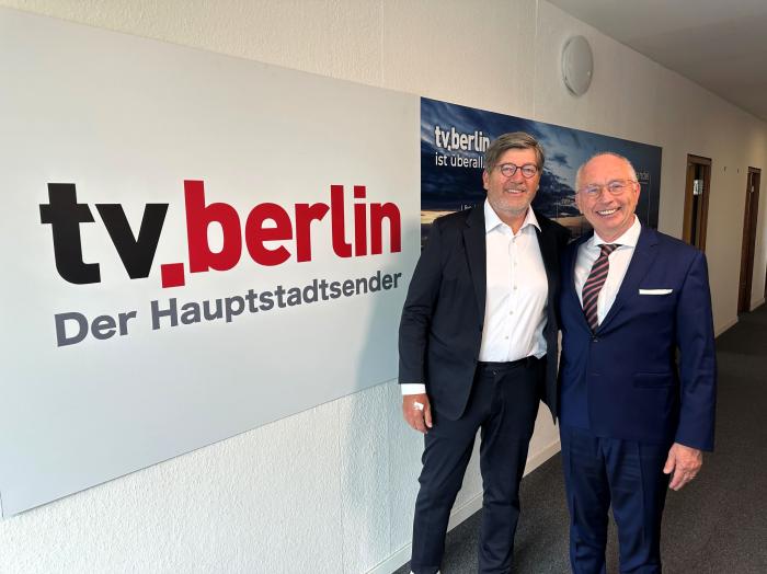 Vor dem Gespräch über Klimaziele, Technologien und Verantwortung – Drazen Nikolic (l.) und Frank Schmeichel (r.) im Studio von TV.Berlin