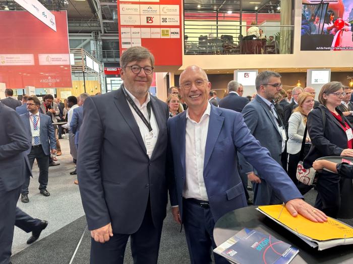 Frank Schmeichel (r.), Immobilienmarketing-Spezialist und Gründer der Business Network Marketing- und Verlagsgesellschaft, mit Drazen Nikolic, CEO des Dekarbonisierung-Weltmarktführers Univers