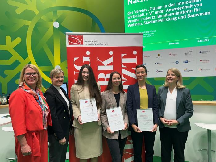 (v.l.): Jutta Heusel, Vorstand Frauen in der Immobilienwirtschaft e.V.; Prof. Dr. Verena Rock, Präsidentin der gif Gesellschaft für Immobilienwirtschaftliche Forschung e.V.; die drei Preisträgerinnen des Ingeborg-Warschke-Nachwuchsförderpreises; Verena Hubertz, Bundesministerin für Wohnen, Stadtentwicklung und Bauwesen
