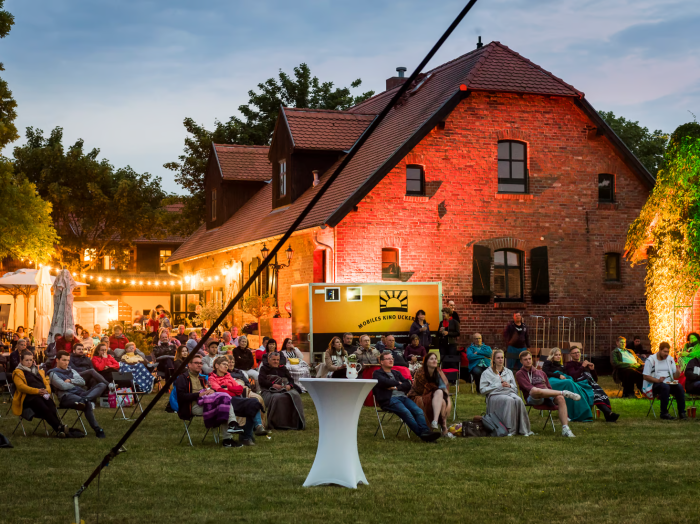 Eisschmiede in Pinnow während einer abendlichen Veranstaltung im Freien