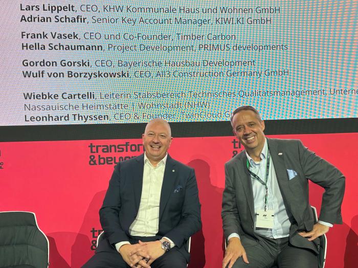 Industrie trifft Innovation: Gordon Gorski (l.), CEO der Bayerischen Hausbau Development, und Wulf von Borzyskowski, Geschäftsführer von All3 Construction Germany, präsentierten neue Ansätze für KI-gestützte Planung, industrielle Fertigung und Baurobotik