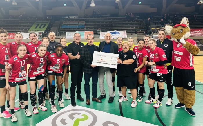 Freude bei den Handballerinnen der Spreefüxxe Berlin: Gerhard Wilhelm (2. von links) und Senator a. D. Klaus Böger (3. von links) übergeben den Scheck an Füxxe-Managerin Britta Lorenz (rechts) und Füxxe-Marketing-Chef Stephan Grupe (links)