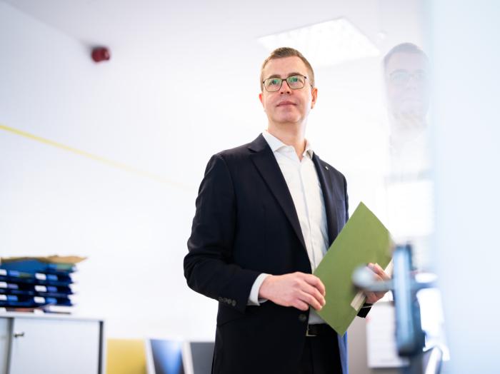 Finanzsenator Stefan Evers will 2028 und 2029 insgesamt rund 700 Millionen Euro bei den Personalausgaben für die Verwaltung einsparen